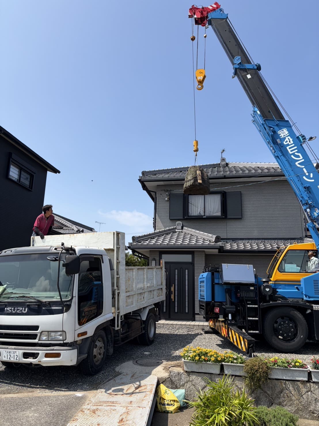 庭石のトラック積み込み・搬出