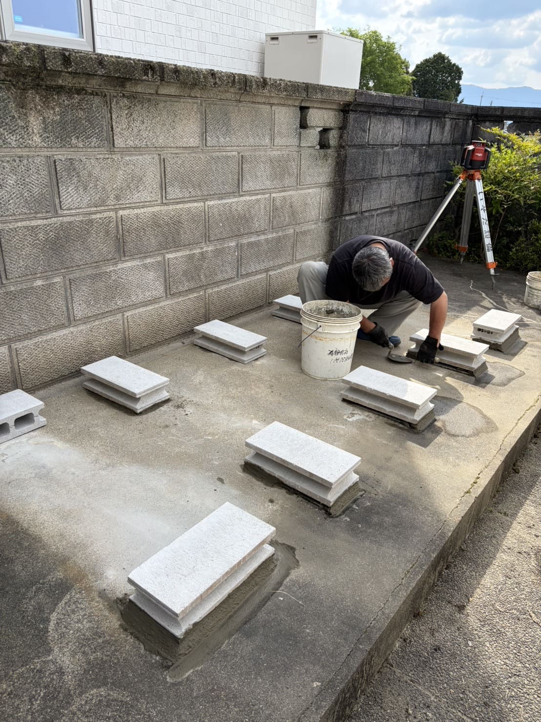 基礎石の設置・水平出し